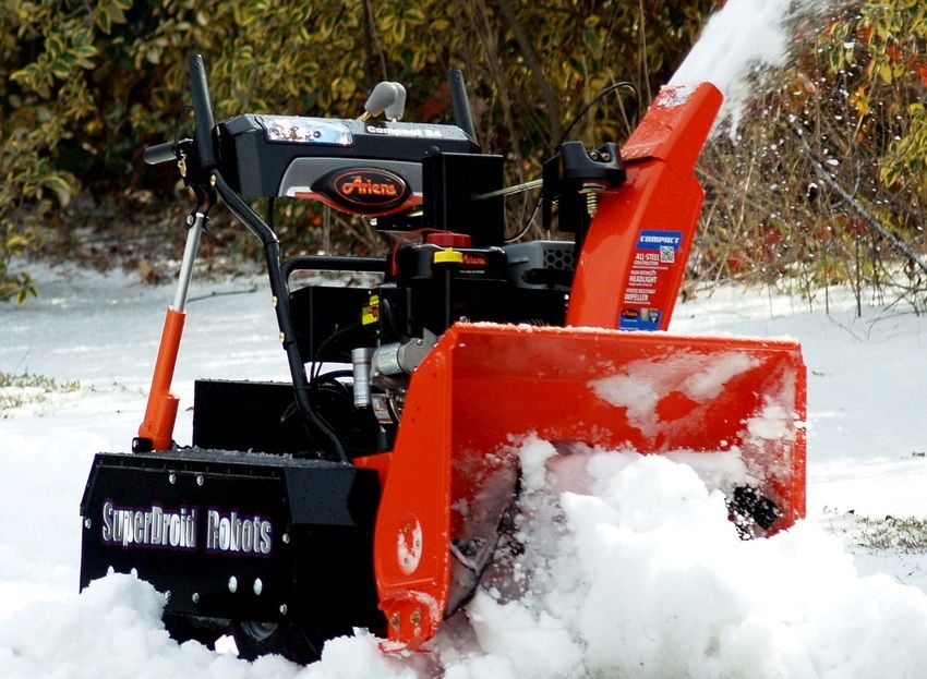 Snijeg sakuplja radno kolo, drobi ga i naginje na udaljenost od područja za čišćenje