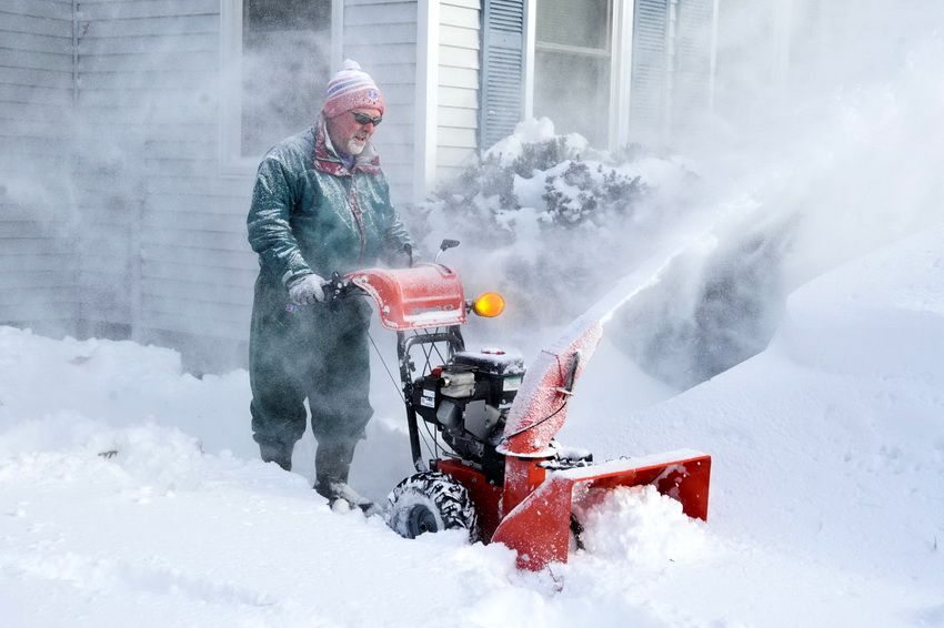 The advantage of the one-stage snow blower is lightness and mobility