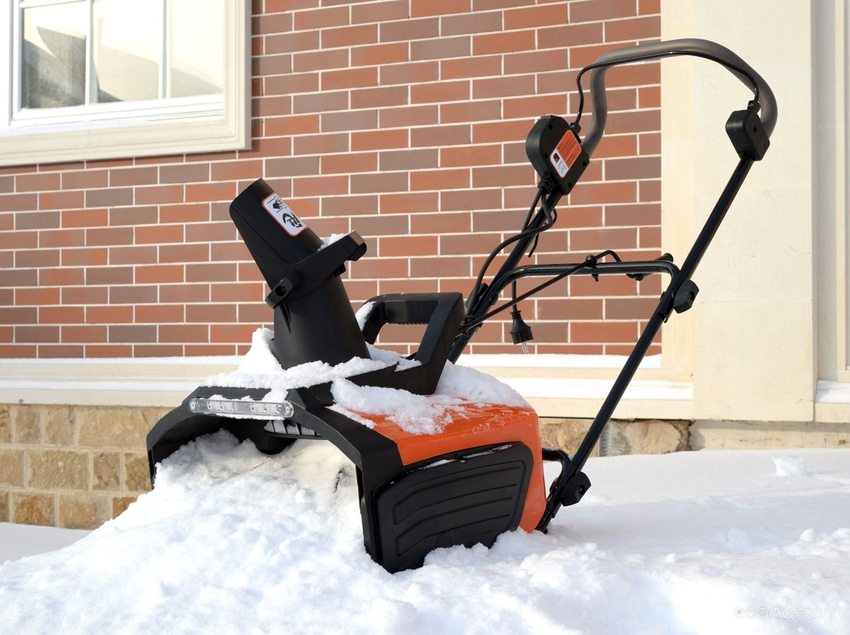 The only drawback of Daewoo snow blowers is their high cost, which is fully justified by the quality