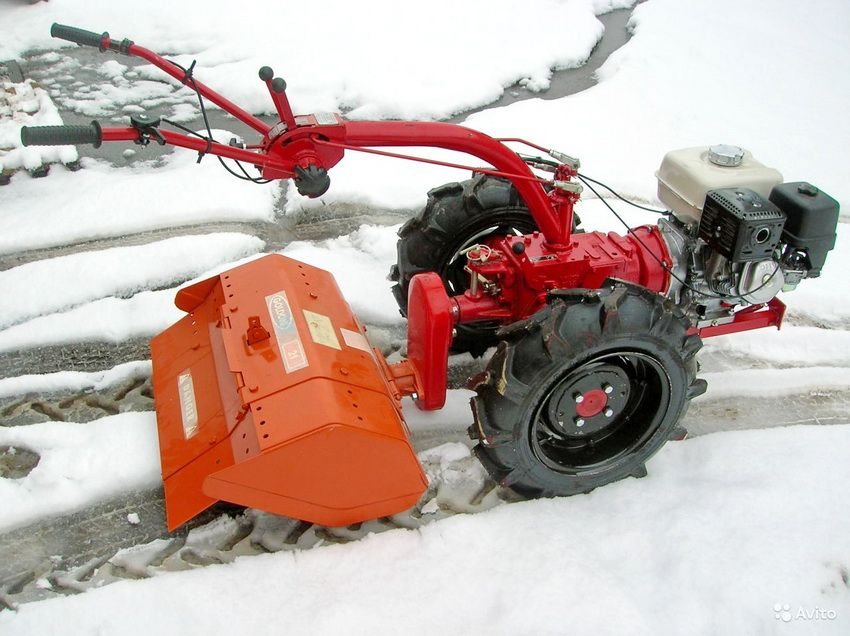 El mercat actual ofereix molts dissenys diferents de bufadors de neu muntats per a tractors a peu