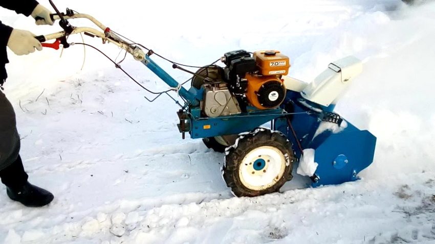Observe precautions and safety precautions when using a snow blower