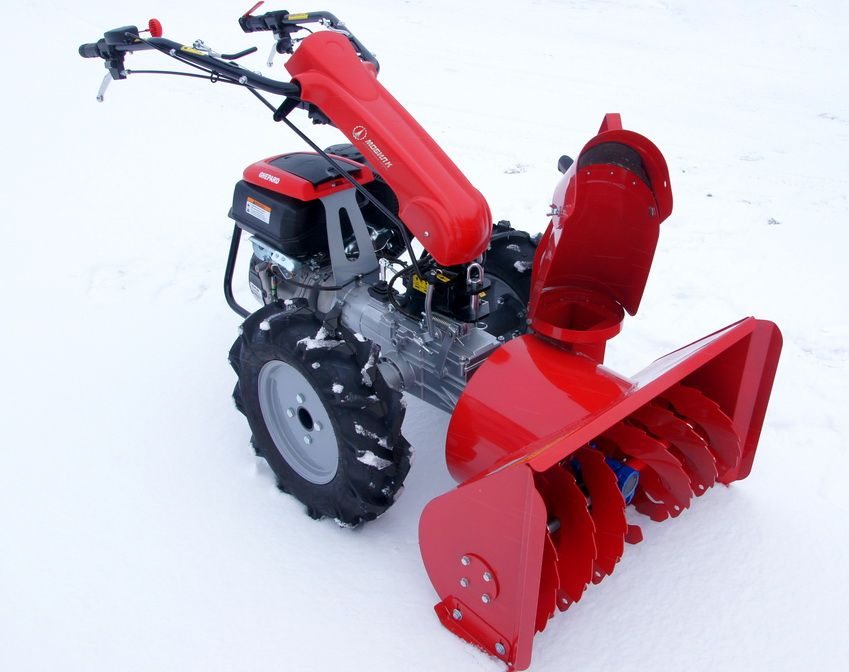 Motoblok z dwustopniową dmuchawą do śniegu