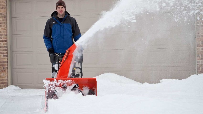 The volume of snow capture depends on the size of the bucket, that is, the width and height of the snowdrift that the snow blower is able to remove