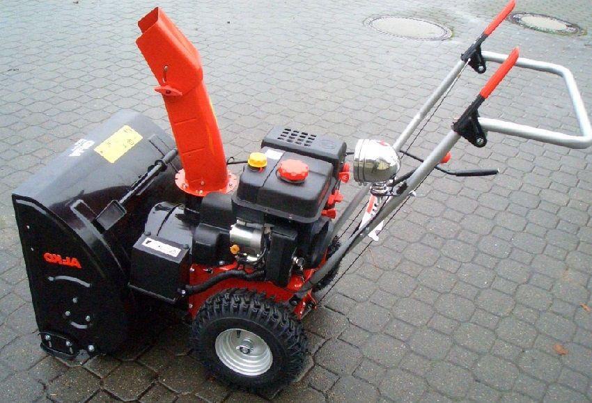 It is advisable to use a special cover for storing the snow blower.