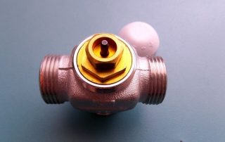 Three-way valve for heating with a thermostat: types and advantages