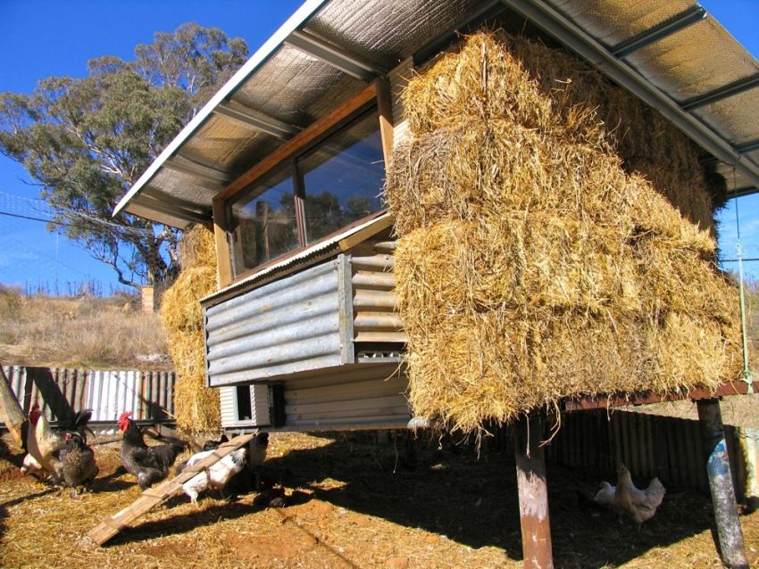 External insulation of chicken coop walls with straw