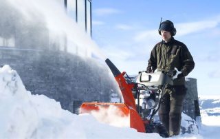 Petrol self-propelled snow blower: how to choose the best equipment