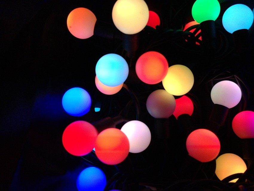 Flashing LEDs are used, for example, in a Christmas tree garland