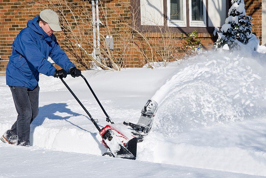 The snow blower engine can be gasoline or electric