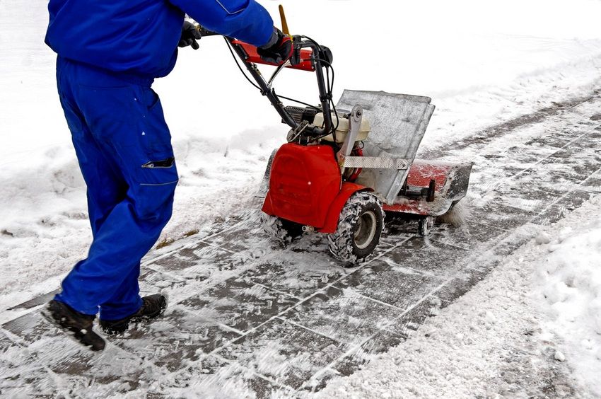 Snowblowers can be both self-propelled - wheeled or crawler-mounted, and non-self-propelled, which require operator efforts