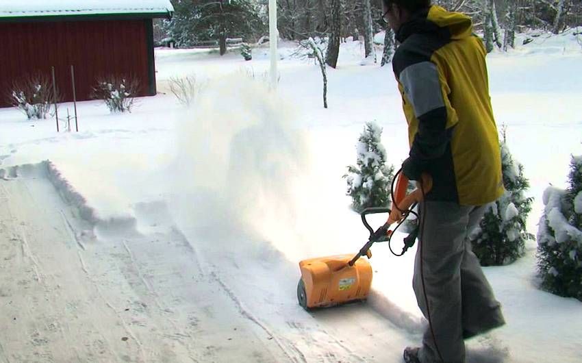 Low noise level and light weight of the structure are one of the main advantages of the electric snow thrower