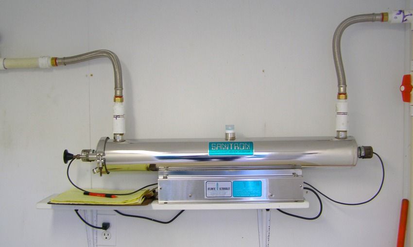 Uređaj s ultraljubičastom svjetiljkom povezan na vodoopskrbni sustav