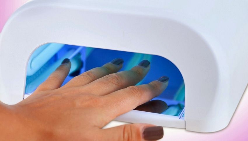 UV lampa za sušenje noktiju tijekom postupka manikure