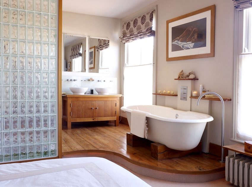 Skillevegg som skiller soverommet og badet, laget av glassblokker