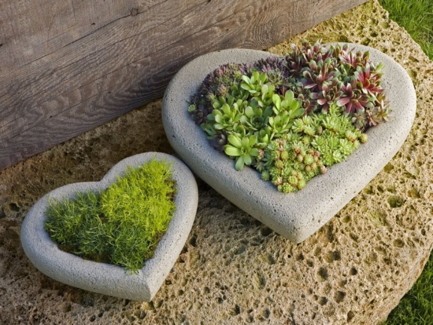 Cvjetnjaci od cementne žbuke u obliku srca