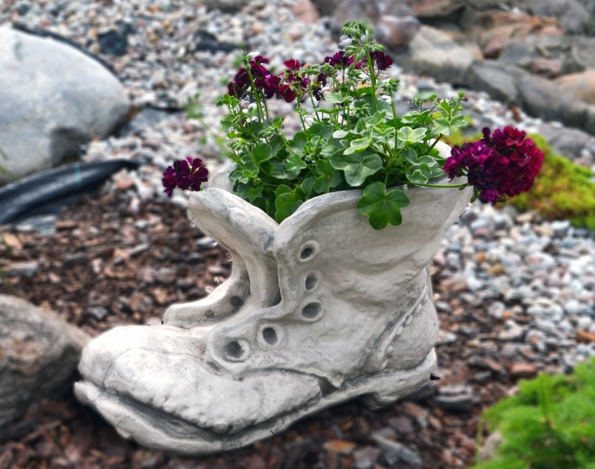 Original blomsterpotte i betong i form av en sko