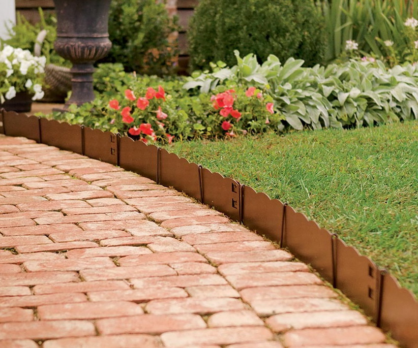 Garden curbs can be used to effectively create paved paths