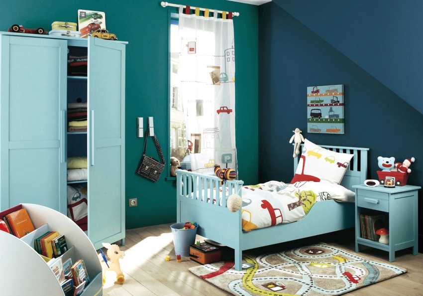 Interijer dječakove sobe dizajniran je u plavoj i plavoj boji