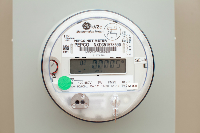 Zaslon brojila prikazuje količinu utrošene električne energije, trenutno vrijeme i datum