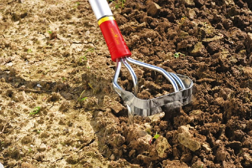 Obrađivanje tla ručnim kultivatorom