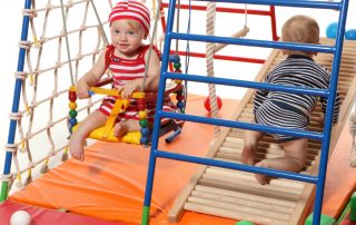 Complexe sportif pour enfants dans l'appartement: loisirs et développement physique intéressants