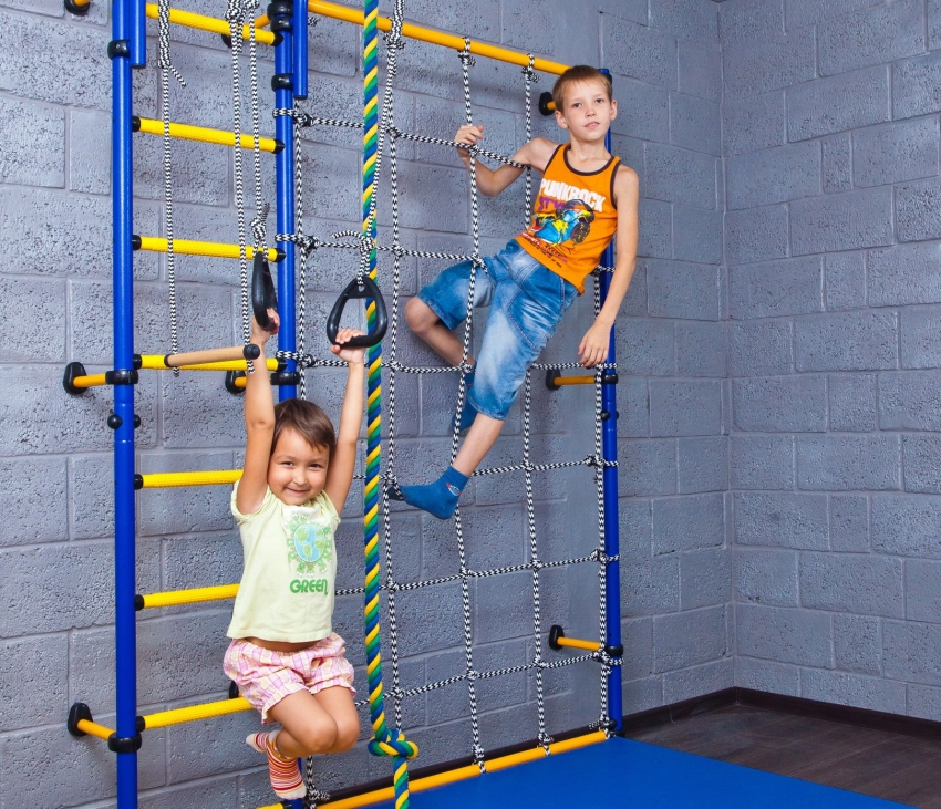 The wall-mounted children's sports complex can be supplemented with various equipment as the child develops