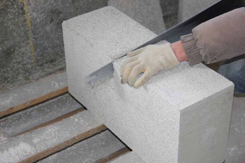 The polystyrene concrete block contains polystyrene granules, cement, sand and various additives