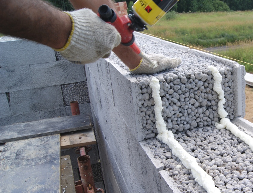 Construction of a house from expanded clay concrete blocks