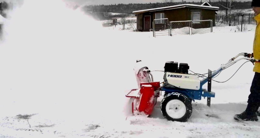 Motoblock Neva, takket være vedlegg for rengjøring av snø, er effektiv selv om vinteren