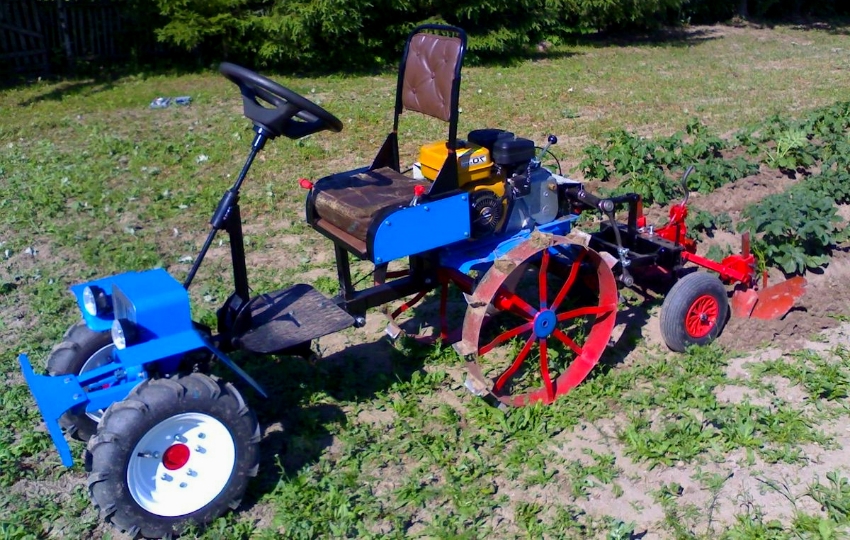 Du kan lage en praktisk mini-traktor basert på hvilken som helst bak-bak traktor