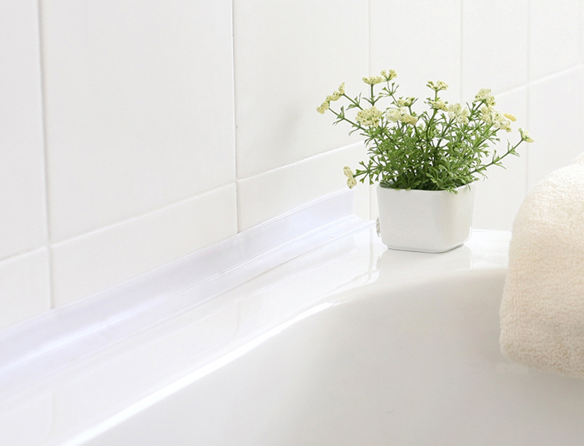When choosing a curb, it is important to consider the color and material of the wall and the adjacent bathtub