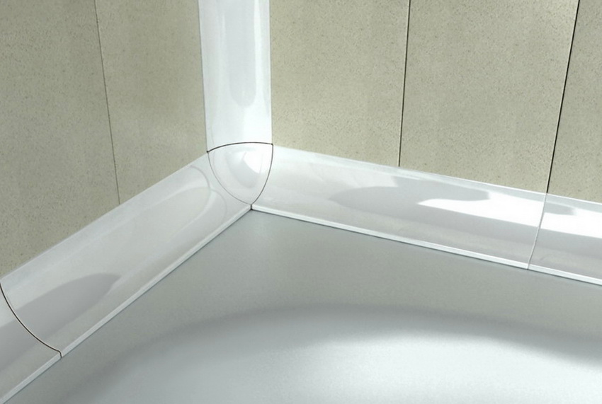 Reliable and solid ceramic curbs fit perfectly into the bathroom interior