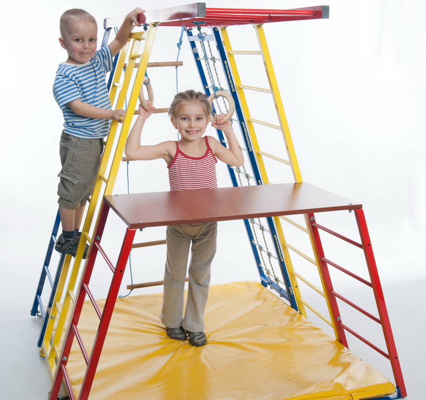Kako bi se dijete zaštitilo od slučajnog pada, u prostoru za igru ​​postavljena je prostirka