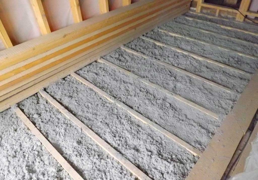 Thermal insulation of a wooden floor with ecowool