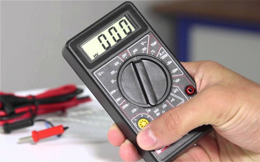 A multimeter cannot measure the battery capacity of the phone, but only an approximate value of consumption in amperes