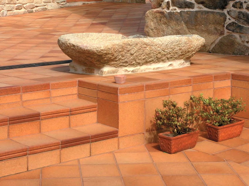 The characteristics of clinker tiles are in no way inferior to natural materials