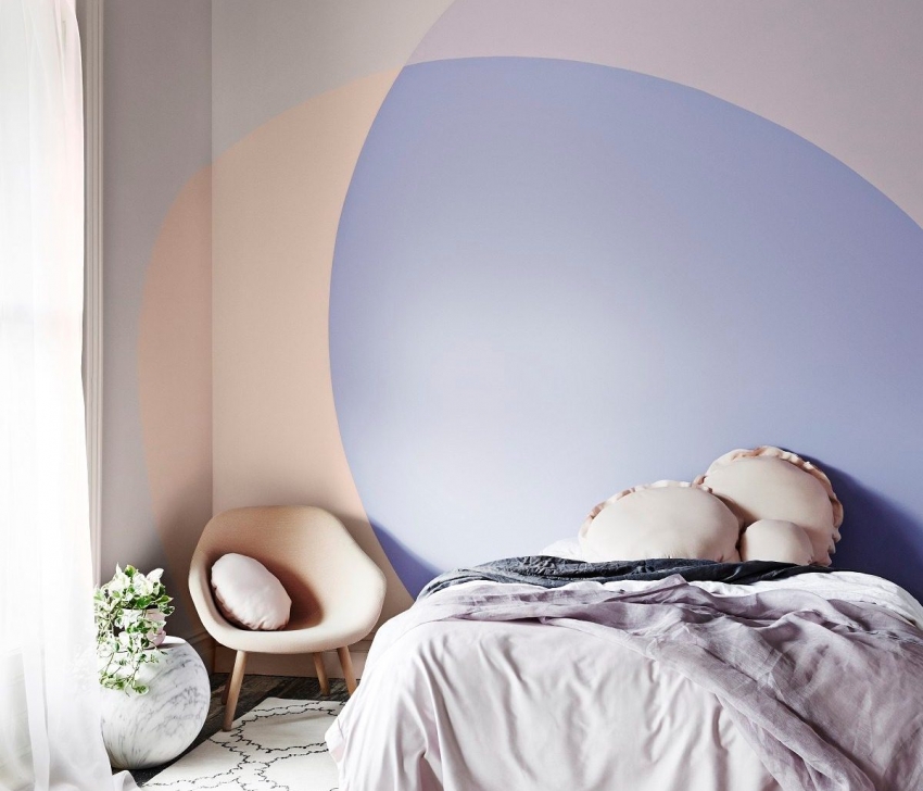 Koristeći prave tonove boje, možete stvoriti stilski naglašeni zid u unutrašnjosti