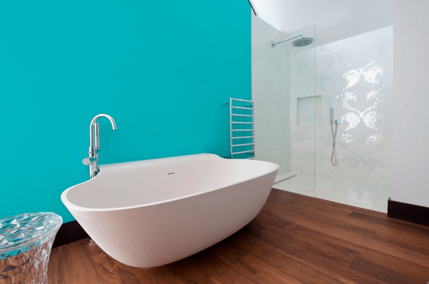 Za kupaonicu biste trebali odabrati samo onu boju koja je otporna na negativne učinke pare i vode