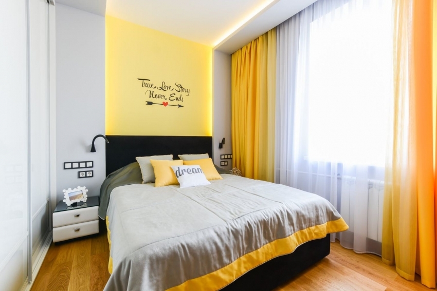 Za unutarnje uređenje spavaće sobe, bolje je odabrati boje u toplim bojama.