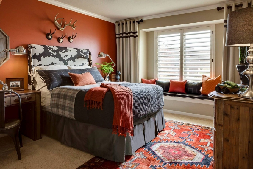 Dacă doriți să faceți dormitorul luminos, puteți utiliza nuanțe bogate, dar acestea ar trebui să fie calde și combinate armonios între ele.