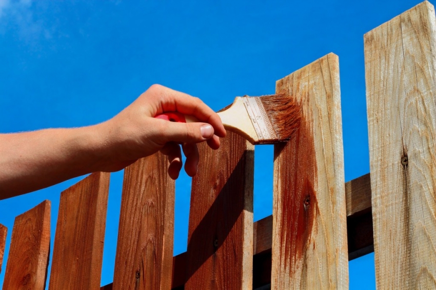 Before deciding what paint to paint the fence with, you should familiarize yourself with all the properties of the composition