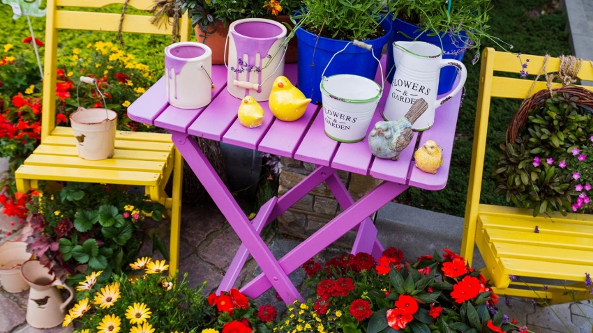 To cover garden furniture, you can use bright, saturated colors for wood, which will not only decorate the site, but also protect objects from external factors
