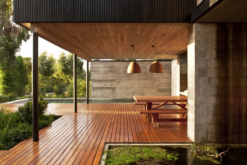 Zobel Deco-tec 5400 sadrži temeljne elemente, pa je ovaj sastav idealan za pokrivanje drvenih terasa