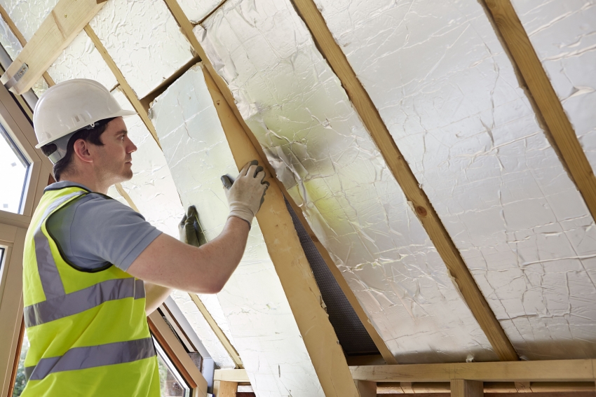 Many builders prefer to insulate the ceiling of baths with foam with a thermal layer, rather than foam
