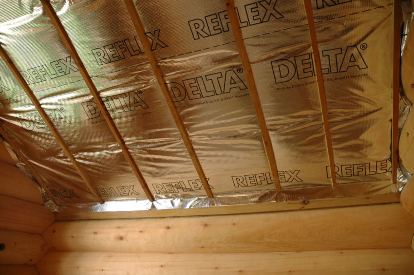 The final layer of insulation of the ceiling of the bath is the installation of a vapor barrier film, with which you need to work quite carefully