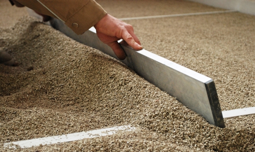 In some cases, for floor insulation, you can use bulk materials - sawdust, expanded clay or perlite