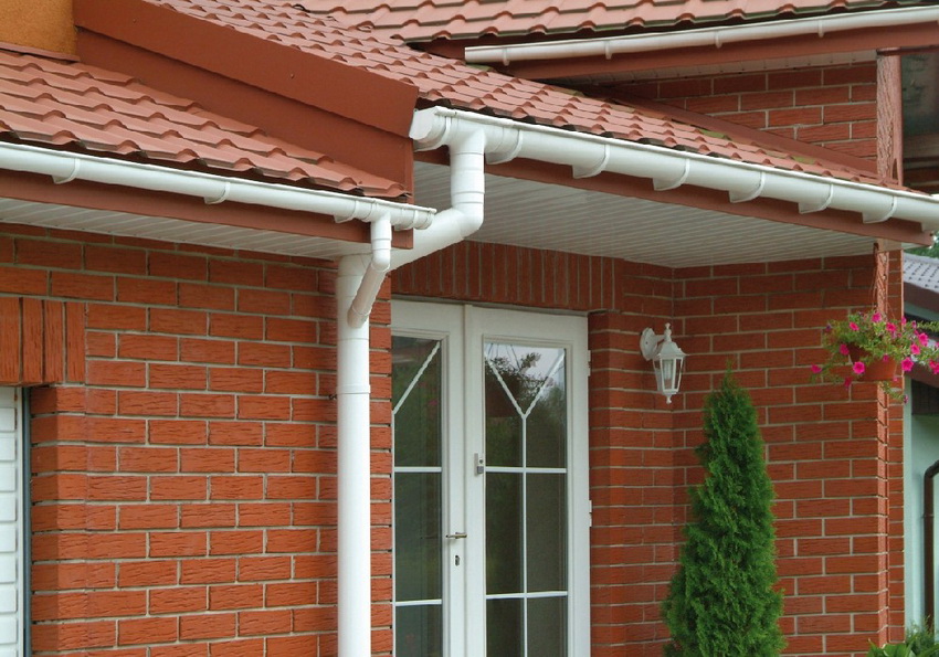 Plastic gutters from the manufacturer Nicoll are represented by a wide range at an affordable price