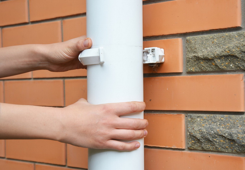 Fixing the gutter pipes on the wall is an important part that should be given enough attention.