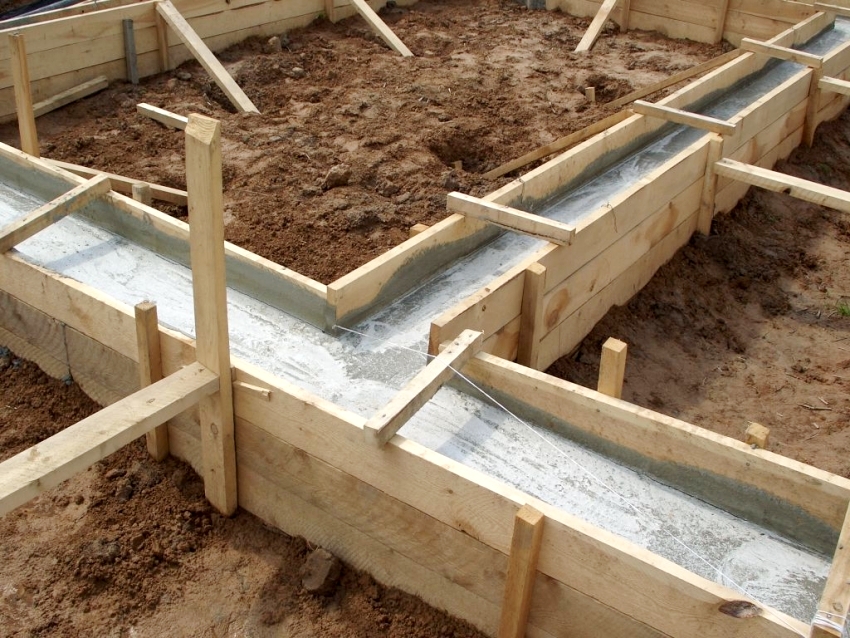 The strip foundation is considered one of the most popular options for the construction of stationary baths.