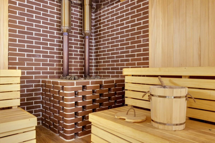 An example of a successful combination of clinker tiles and natural wood when arranging a bath